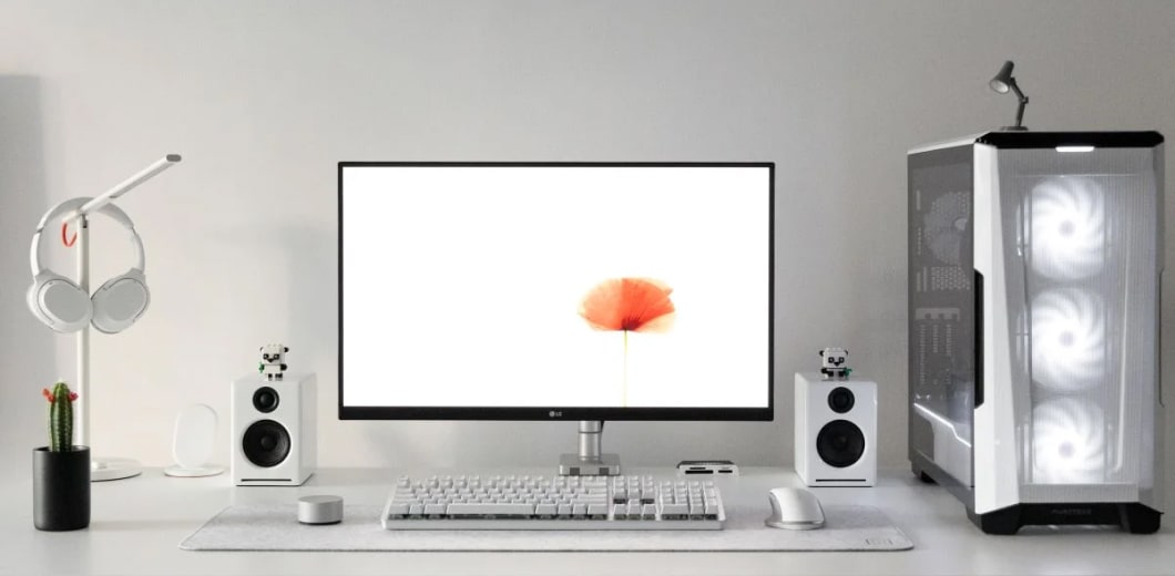 3 Minimalist Desk Setups 14 – minimalist desk setup pic opt 1